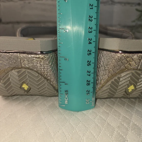 Volatile Metallic Taupe Snake-Texture Wedge Thong Sandals PLATFORM SUMMER SIZE 7 - Picture 7 of 9